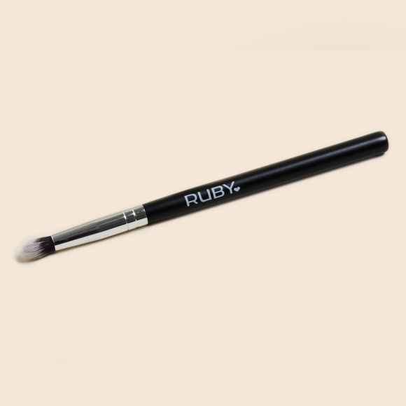 Eyeshadow Blending Brush - Picture 1 of 3